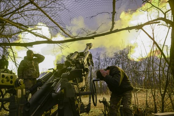 Ukrainian servicemen fire a M777 howitzer at Russian positions near Bakhmut, eastern Ukraine, on March 17, 2023, amid the Russian invasion of Ukraine. (Photo by Aris Messinis / AFP)