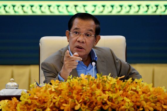 Cambodia's Prime Minister Hun Sen gestures during a press conference at the Peace Palace in Phnom Penh on September 17, 2021, as the country begins vaccinating children aged between six and 12. (Photo by TANG CHHIN Sothy / POOL / AFP)