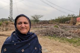Zubeida walks to work through the Pakistani village of Bhatial in Punjab [Indlieb Farazi Saber/Al Jazeera]