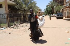 epa10579958 A Sudanese woman carries her belongings on a street in Khartoum, Sudan, 19 April 2023. A power struggle erupted since 15 April between the Sudanese army led by army Chief General Abdel Fattah al-Burhan and the paramilitaries of the Rapid Support Forces (RSF) led by General Mohamed Hamdan Dagalo, resulting in at least 200 deaths according to doctors' association in Sudan. EPA-EFE/STRINGER