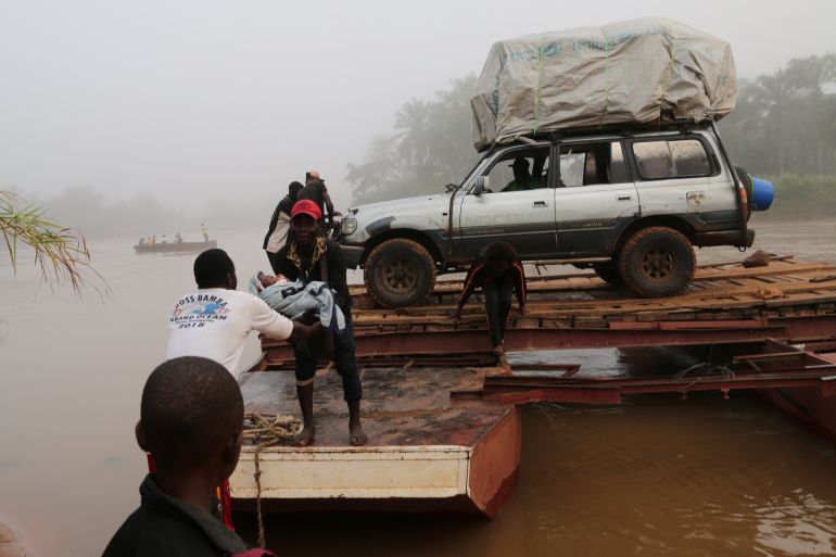 Congolese migrants expelled from Angola cross a river on the road to Tshikapa, near Kamonia territory, in Kasai-Occidental province in the Democratic Republic of the Congo.