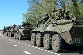 Russian servicemen drive armoured personnel carriers on the outskirts of the city of Belgorod near the Russian-Ukrainian border, April 25, 2014. REUTERS/Alexander Mikhailov (RUSSIA - Tags: MILITARY TPX IMAGES OF THE DAY)