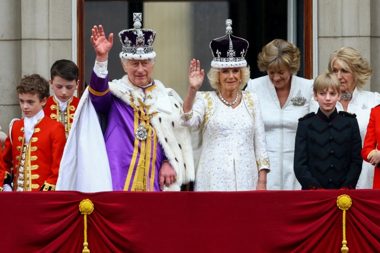 Royal couple wave from Buckingham Palace balcony