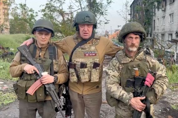 Founder of Wagner private mercenary group Yevgeny Prigozhin poses with mercenaries "Biber" and "Dolik" during a statement on the start of withdrawal of his forces from Bakhmut and handing over their positions to regular Russian troops, in the course of Russia-Ukraine conflict in Bakhmut, Ukraine, in this still image taken from video released May 25, 2023. Press service of "Concord"/Handout via REUTERS ATTENTION EDITORS - THIS IMAGE WAS PROVIDED BY A THIRD PARTY. NO RESALES. NO ARCHIVES. MANDATORY CREDIT. TPX IMAGES OF THE DAY