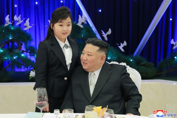 This picture taken on February 7, 2023 and released from North Korea's official Korean Central News Agency (KCNA) on Fenruary 8, 2023 shows North Korean leader Kim Jong Un attending a banquet with his daughter is presumed to be Ju Ae to mark the 75th anniversary of the Korean People's Army (KPA), in North Korea. (Photo by STR / KCNA VIA KNS / AFP) / South Korea OUT / SOUTH KOREA OUT / ---EDITORS NOTE--- RESTRICTED TO EDITORIAL USE - MANDATORY CREDIT "AFP PHOTO/KCNA VIA KNS" - NO MARKETING NO ADVERTISING CAMPAIGNS - DISTRIBUTED AS A SERVICE TO CLIENTS / THIS PICTURE WAS MADE AVAILABLE BY A THIRD PARTY. AFP CAN NOT INDEPENDENTLY VERIFY THE AUTHENTICITY, LOCATION, DATE AND CONTENT OF THIS IMAGE --- - ---EDITORS NOTE--- RESTRICTED TO EDITORIAL USE - MANDATORY CREDIT "AFP PHOTO/KCNA VIA KNS" - NO MARKETING NO ADVERTISING CAMPAIGNS - DISTRIBUTED AS A SERVICE TO CLIENTS / THIS PICTURE WAS MADE AVAILABLE BY A THIRD PARTY. AFP CAN NOT INDEPENDENTLY VERIFY THE AUTHENTICITY, LOCATION, DATE AND CONTENT OF THIS IMAGE --- /