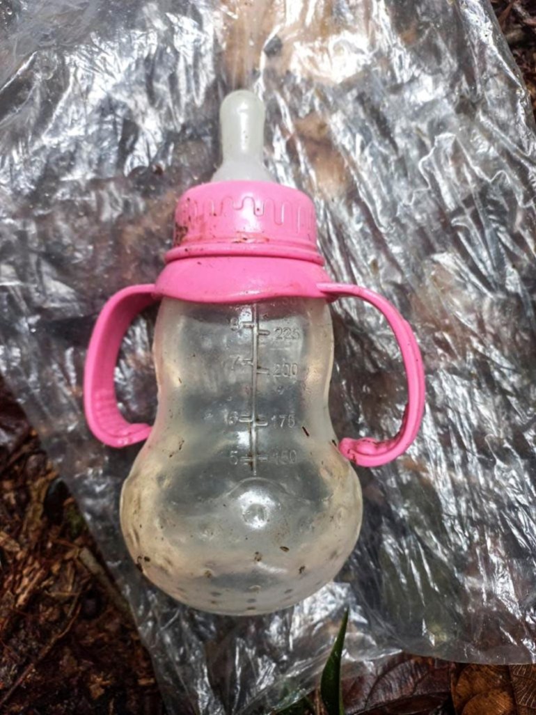 A handout picture released by the Colombian army shows a feeding bottle found in the forest in a rural area of the municipality of Solano, department of Caqueta, Colombia, on May 17, 2023. - More than 100 soldiers with sniffer dogs are following the "trail" of four missing children in the Colombian Amazon after a small plane crash that killed three adults, the military said Wednesday. (Photo by Handout / Colombian army / AFP) / RESTRICTED TO EDITORIAL USE - MANDATORY CREDIT "AFP PHOTO / COLOMBIAN ARMY " - NO MARKETING - NO ADVERTISING CAMPAIGNS - DISTRIBUTED AS A SERVICE TO CLIENTS - RESTRICTED TO EDITORIAL USE - MANDATORY CREDIT "AFP PHOTO / COLOMBIAN ARMY " - NO MARKETING - NO ADVERTISING CAMPAIGNS - DISTRIBUTED AS A SERVICE TO CLIENTS /