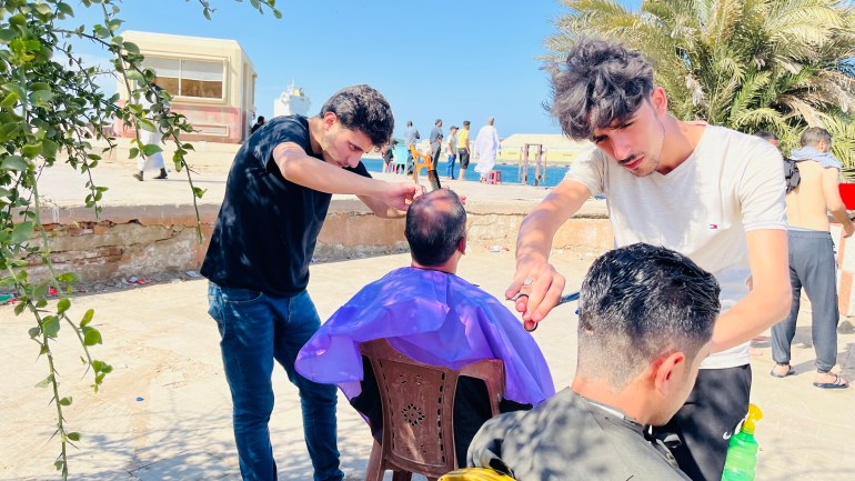 Syrian refugees in Sudan cut hair in Port Sudan to make money