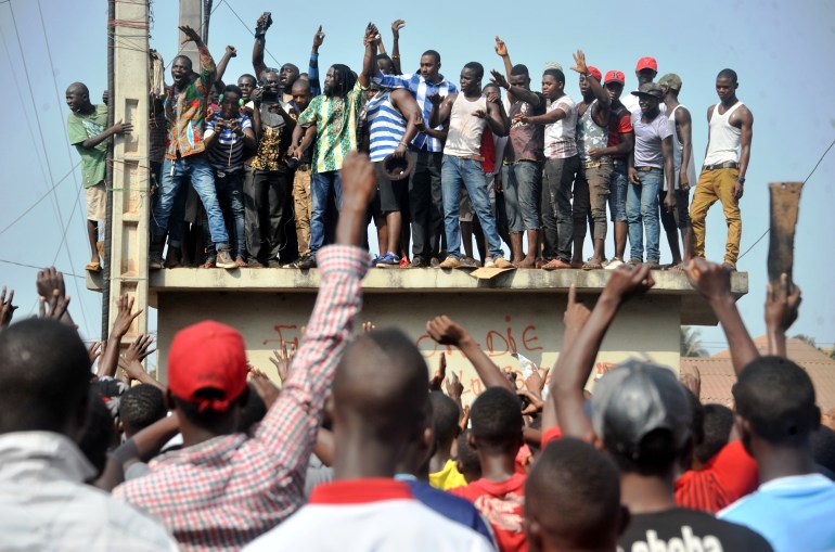 Manifestation de jeunes dans une banlieue de Conakry le 21 fevrier 2017 ou au moins cinq personnes avais été tuées lundi à Conakry dans des violences ayant éclaté lors de manifestations pour réclamer la réouverture des classes. AFP PHOTO / CELLOU BINANI