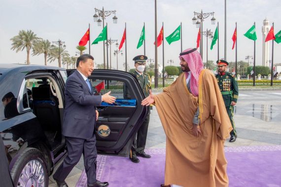 Saudi Crown Prince Mohammed Bin Salman welcomes Chinese President Xi Jinping in Riyadh, Saudi Arabia December 8, 2022. Saudi Press Agency/Handout via REUTERS ATTENTION EDITORS - THIS PICTURE WAS PROVIDED BY A THIRD PARTY