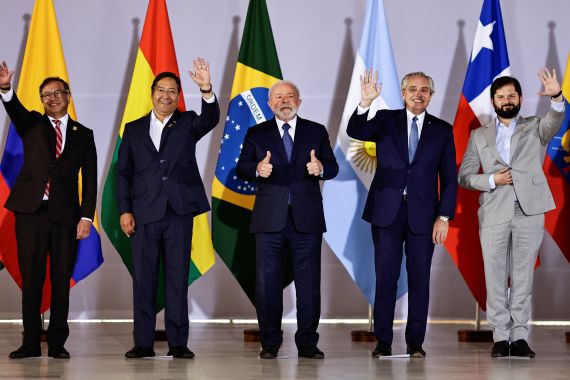 The leaders of Colombia, Bolivia, Brazil, Argentina and Chile wave during a South America summit in Brasilia