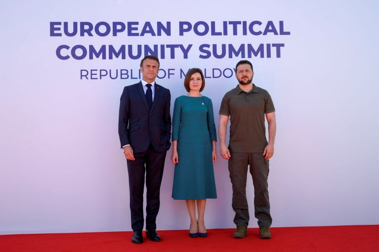 Ukraine's President Volodymyr Zelenskyy, French President Emmanuel Macron and Moldovan President Maia Sandu pose for a picture during a meeting of the European Political Community at Mimi Castle in Bulboaca, Moldova