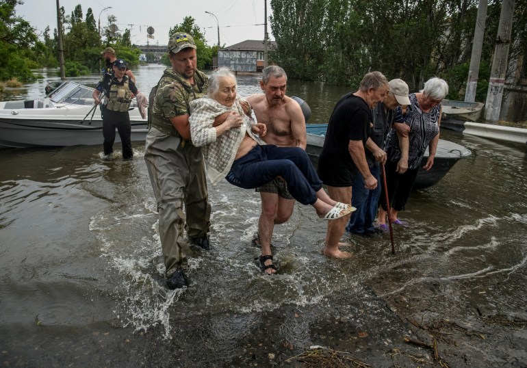 Rescuers evacuate local residents from a flooded area after the Nova Kakhovka dam breached, amid Russia's attack on Ukraine, in Kherson, Ukraine June 7, 2023. REUTERS/Vladyslav Musiienko TPX IMAGES OF THE DAY