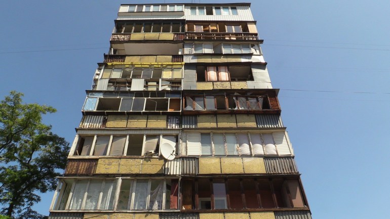 Three people were killed on early Wednesday near this apartment building in eastern Kyiv-1685630743