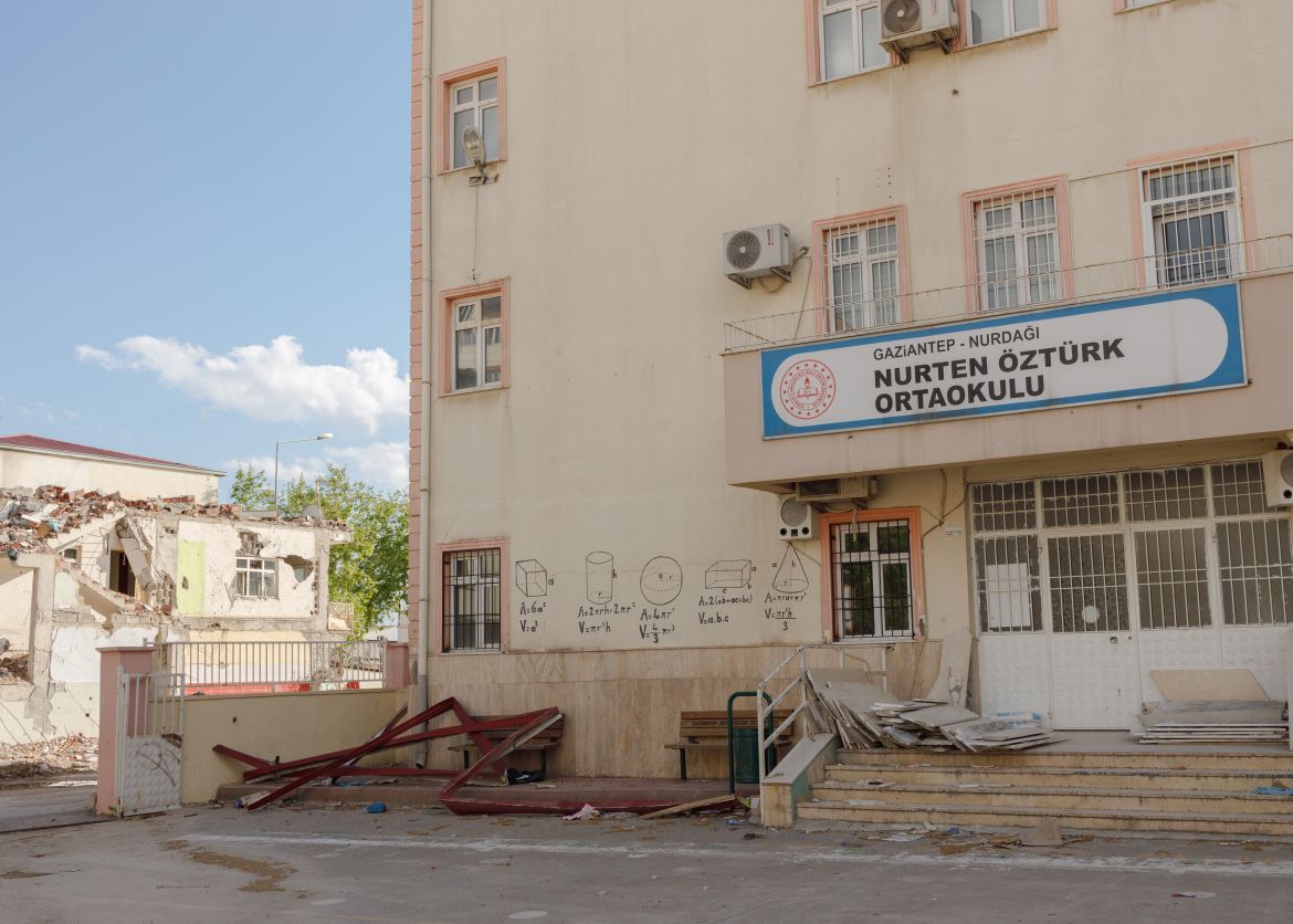 The entrance of Nurten Öztürk Ortaokulu, a middle school located in the center of Nurdağı,