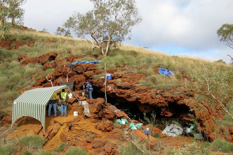 The Djadjiling rock shelter at a Pilbara minesite in Western Australia, where ancient aboriginal tools were found, is seen in this undated handout released April 7, 2008. A large cache of stone tools estimated to be up to 35,000 years old has been discovered on the site of one of Australia's largest iron ore mines, sparking calls on April 7, 2008 for the site's preservation. Archaeologists uncovered the tools on the $1 billion Hope Downs iron ore mine, around 310 kilometres (192 miles) south of Port Hedland in Western Australia state's Pilbara region. REUTERS/Australian Cultural Heritage Management/Clive Taylor/Handout (AUSTRALIA). FOR EDITORIAL USE ONLY. NOT FOR SALE FOR MARKETING OR ADVERTISING CAMPAIGNS.
