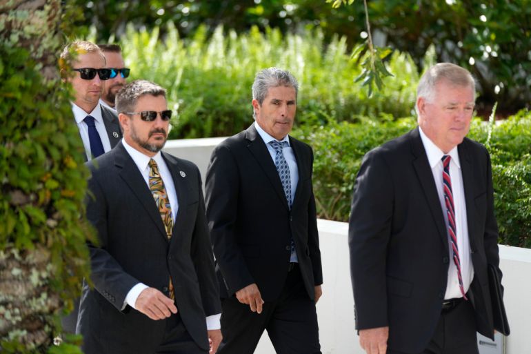 Carlos De Oliveira leaves a Florida courthouse