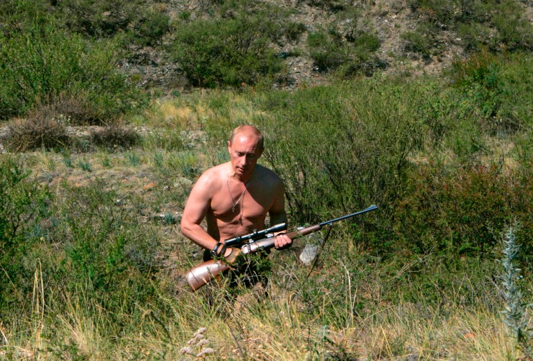 Russia's President Vladimir Putin walks with a rifle in southern Siberia's Tuva region August 15, 2007. REUTERS/RIA Novosti/KREMLIN (RUSSIA). EDITORIAL USE ONLY. NOT FOR SALE FOR MARKETING OR ADVERTISING CAMPAIGNS.