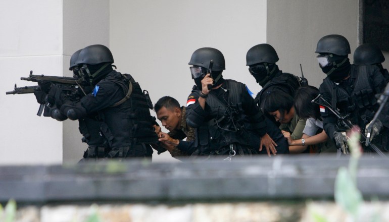 Policemen from Indonesia's elite anti-terrorism unit Detachment 88 "protect" civilians during an anti-terror drill at Indonesia's stock exchange building in Jakarta March 13, 2010 ahead of U.S. President Barack Obama's planned visit to Indonesia. REUTERS/Supri (INDONESIA - Tags: POLITICS MILITARY CIVIL UNREST BUSINESS)
