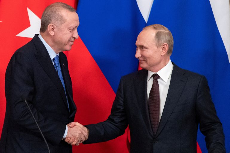 FILE PHOTO: Russian President Vladimir Putin and Turkish President Tayyip Erdogan shake hands during a news conference following their talks in Moscow, Russia March 5, 2020. Pavel Golovkin/Pool via REUTERS/File Photo