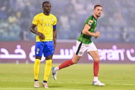 Ettifaq's English midfielder #10 Jordan Henderson runs past Nassr's Senegalese Forward #10 Sadio Mane during the Saudi Pro League football match between Al-Ettifaq and Al-Nassr