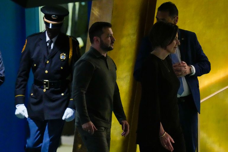 Voldymyr Zelenskyy being escorted to the podium to deliver his speech at the UNGA.