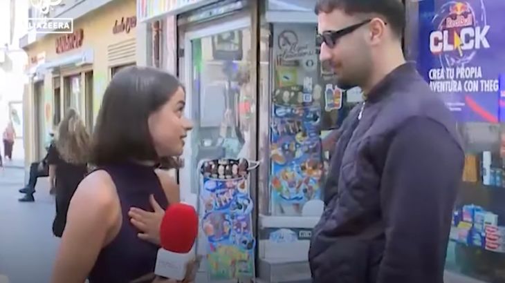 Reporter Isa Balado confronting the man who groped her while she was on Live television. [Screengrab/Al Jazeera]