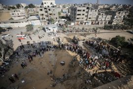 Palestinians search for bodies and survivors in the rubble of a residential building levelled in an Israeli air raid, in Khan Younis refugee camp in the southern Gaza Strip, October 16, 2023 [Haitham Imad/EPA-EFE]