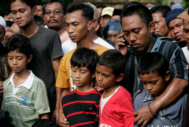 The four sons (front L-R) of militant Dulmatin, alias Joko Pitono, mourn during his funeral in Petarukan village in Indonesia's central Java province March 12, 2010. Dulmatin, a suspected mastermind of the Bali bombings, was killed in a police raid in Indonesia in the latest blow to an Islamist militant movement in the world's most populous Muslim country. REUTERS/Dadang Tri (INDONESIA - Tags: CRIME LAW)