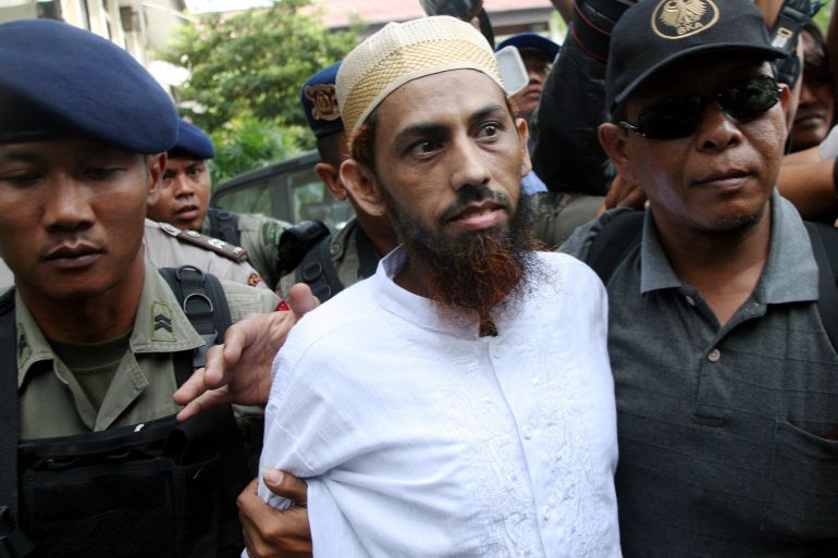 Umar Patek, a bomb-maker for militant group Jemaah Islamiah, is escorted by heavy security as he arrives at the police headquarters in Bali October 19, 2011. Police took Patek and another three militants to Bali for a re-enactment. Indonesia will prosecute Patek for his alleged role in the 2002 Bali bombings. REUTERS/Zul Edoardo (INDONESIA - Tags: CIVIL UNREST RELIGION)