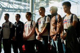The first batch of Thai nationals who were released by the Palestinian group Hamas arrives home after being held for nearly two months in Gaza, at Bangkok&#039;s Suvarnabhumi airport in Thailand November 30, 2023 [Jorge Silva/Reuters]