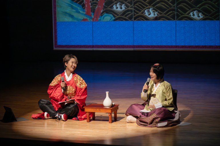 30-35 Gwak Min-Ji (the one with the red outfit) talking during a meeting with the listeners of her podcast held in Daejeon in October 2023 (by Park Hye-Jeong)