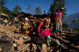 Nepal earthquake victims await relief