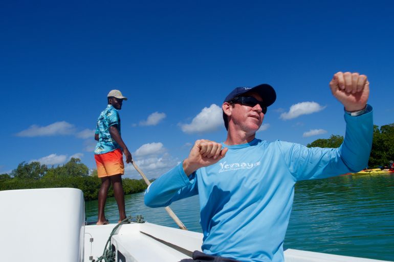 Patrick Haberland (front) gives instructions on how to row in the mangroves of Île d’Ambre, Mauritius. His associate Rony Lafrance (back) comes from generations of local fishermen