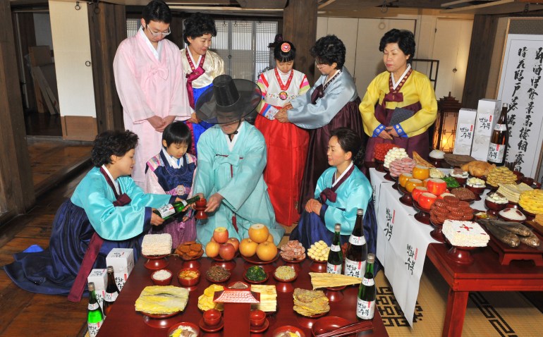 South Korean models demonstrate "charye", a traditional ritual service of food and offerings to thank their ancestors, ahead of the Lunar New Year's Day holidays, at a showcase traditional village in Seoul on January 12, 2009. The Lunar New Year, which falls on January 26 in South Korea, sees tens of millions of Koreans travelling to their hometowns for family visits. 