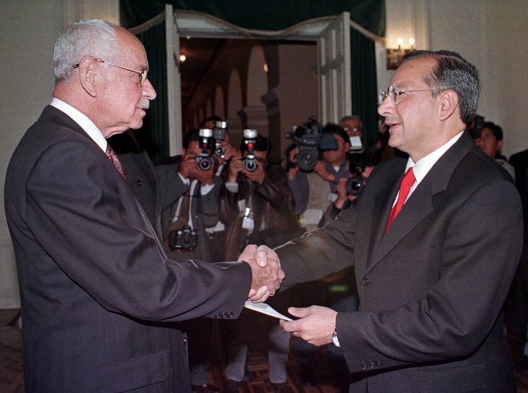 Bolivian President Hugo Banzer shakes hands with Victor Manuel Rocha