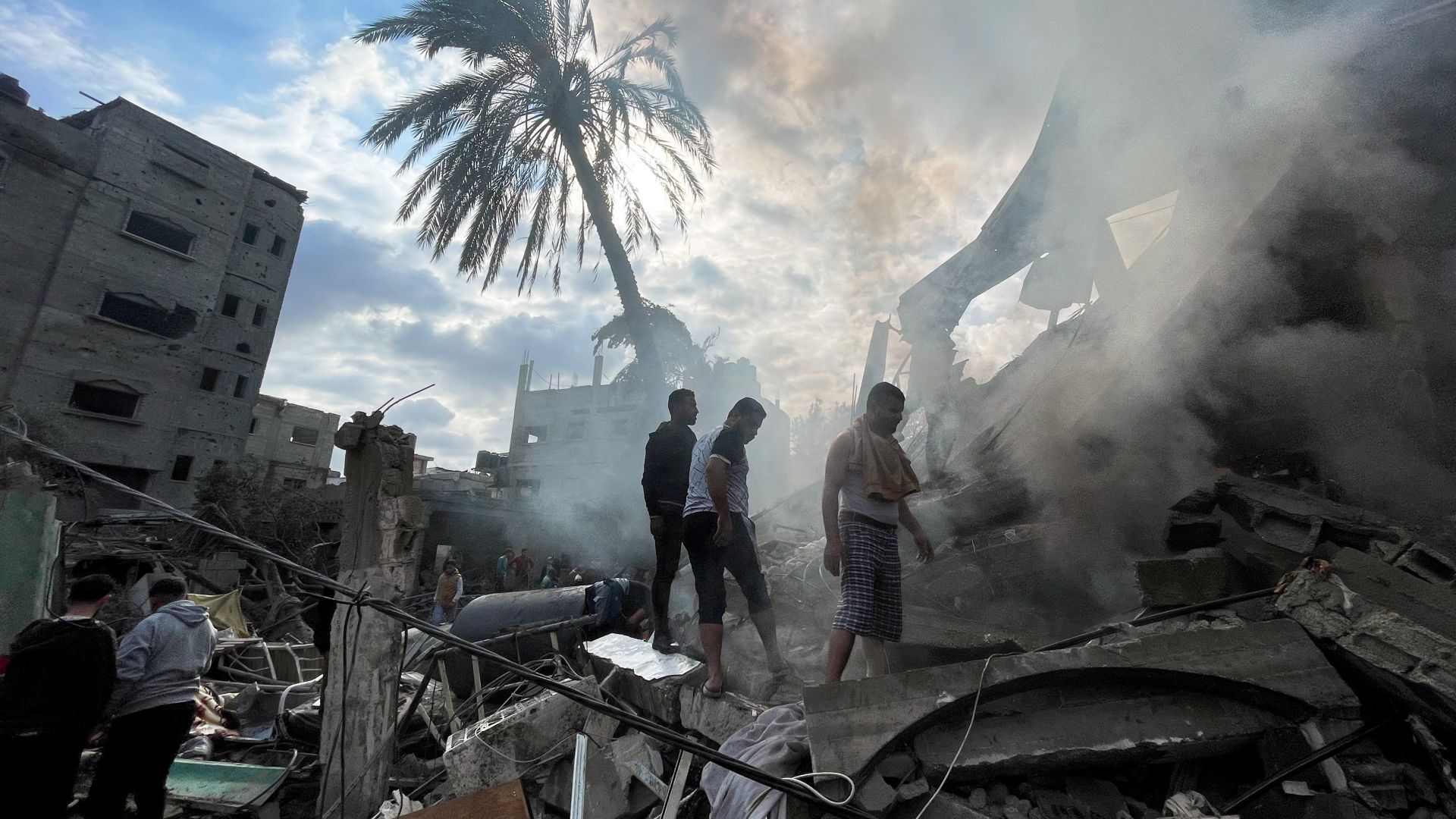 Palestinians inspect the site of an Israeli strike on a house, amid the ongoing conflict between Israel and Palestinian Islamist group Hamas, in Rafah in the southern Gaza Strip December 14, 2023. REUTERS/Sami Abu Tabak