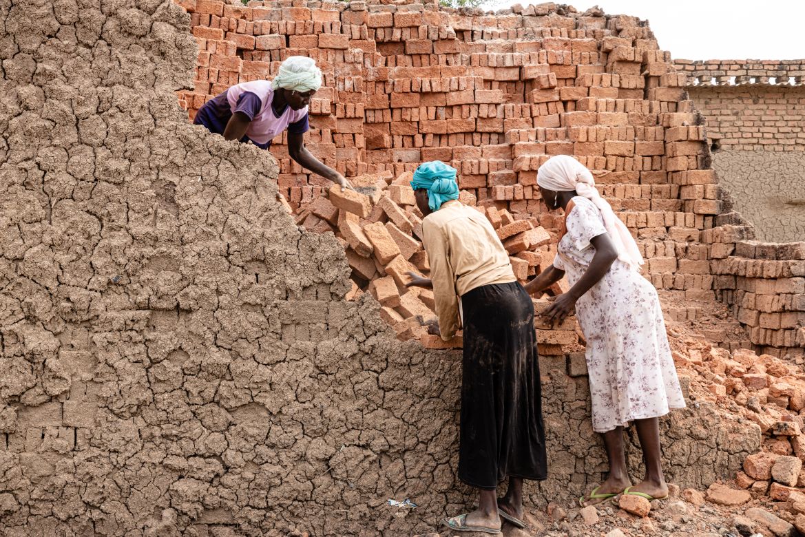 To survive Sudanese women refugees often work at construction sites or doing other jobs, that were traditionally reserved to men.