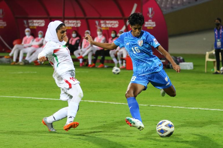 NAVI MUMBAI, INDIA - JANUARY 20: Manisha Kalyan of India and Samaneh Chahkandi of Iran vie for the ball during the AFC Women's Asian Cup Group A match between India and Iran at DY Patil Stadium on January 20, 2022 in Navi Mumbai, India. (Photo by Thananuwat Srirasant/Getty Images)