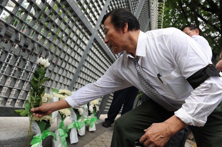 (FILES) This file photo taken on December 12, 2008 shows an ethnic Chinese protester leaving a white flower at the main entrance of the British High Commission building in Kuala Lumpur to remember a massacre of Malaysian ethnic Chinese in June, 1948. Britain has indicated it will refuse requests to hold an inquiry into the 1948 massacre of Malaysian villagers by British troops, campaigners said on August 25, 2009. The 