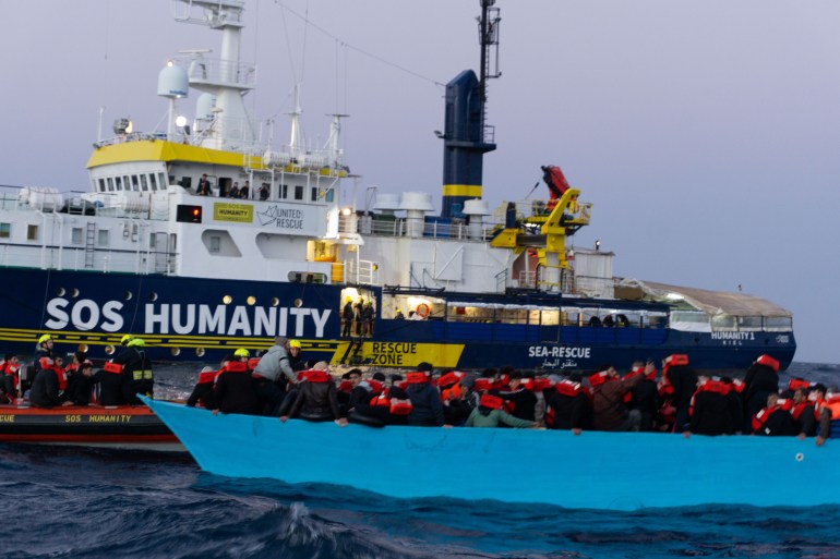 126 refugees rescued in the Mediterranean