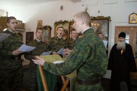 Russian army's soldiers, singers of orthodox choir, perform on Orthodox Christmas eve in a church near the village of Arsaki, some 90 km (56 miles) north-east from Moscow, January 5, 2011. REUTERS/Pavel Pavlov (RUSSIA - Tags: MILITARY RELIGION)