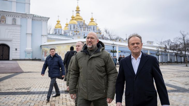 Polish Prime Minister Donald Tusk and his Ukrainian counterpart Denys Shmyhal walk at Mykhailivksa Square after visiting the Memory Wall of Fallen Defenders of Ukraine, amid Russia's attack on Ukraine, in Kyiv, Ukraine January 22, 2024. REUTERS/Viacheslav Ratynskyi