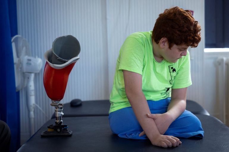 A boy's arduous steps on prosthetic legs after Turkey's earthquake