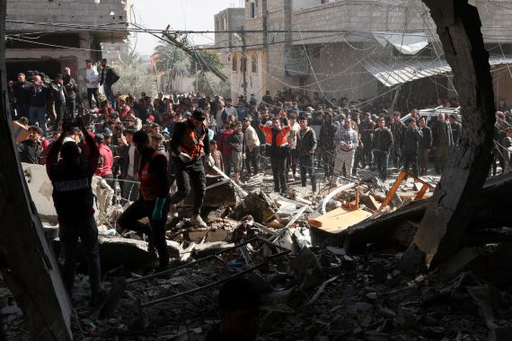Palestinians gather at the site of an Israeli strike on a house, amid the ongoing conflict between Israel and Hamas, in Rafah, in the southern Gaza Strip February 24, 2024. REUTERS/Ibraheem Abu Mustafa