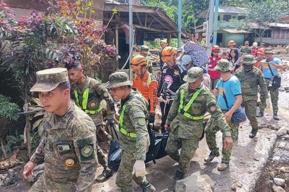 In this handout photo from the Eastern Mindanao Command, Armed Forces of the Philippines (AFP) taken on February 7, 2024 and received on February 8, 2024, shows responders conduct search and rescue operations in Maco, Davao de Oro. At least 11 people were injured when a rain-induced landslide buried two buses picking up workers from a gold mine in the southern Philippines, officials said. - Rescuers used their bare hands and shovels to dig through mud on February 8 in a desperate search for survivors of a landslide in the Philippines as the death toll rose to 10, officials said. (Photo by Handout / Armed Forces of the Philippines' Eastern Mindanao Command / AFP) / RESTRICTED TO EDITORIAL USE - MANDATORY CREDIT "AFP PHOTO / ARMED FORCES OF THE PHILIPPINES' EASTERN MINDANAO COMMAND" - NO MARKETING NO ADVERTISING CAMPAIGNS - DISTRIBUTED AS A SERVICE TO CLIENTS - RESTRICTED TO EDITORIAL USE - MANDATORY CREDIT "AFP PHOTO / Armed Forces of the Philippines' Eastern Mindanao Command" - NO MARKETING NO ADVERTISING CAMPAIGNS - DISTRIBUTED AS A SERVICE TO CLIENTS /