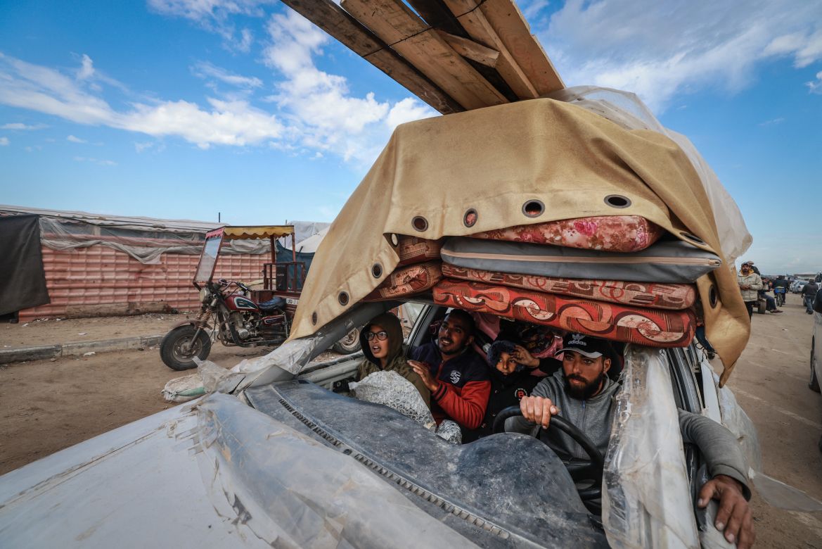 Palestinians fleeing Khan Younis arrive in Rafah with their belongings in a damaged car on February 15