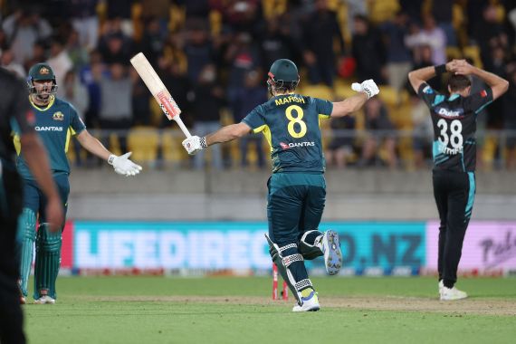 Australia's captain Mitchell Marsh (C) celebrates his team's win with teammate Tim David (L) as New Zealand's Tim Southee (R) reacts in the first Twenty20 international cricket match between New Zealand and Australia at Sky Stadium in Wellington on February 21, 2024. (Photo by Marty MELVILLE / AFP)