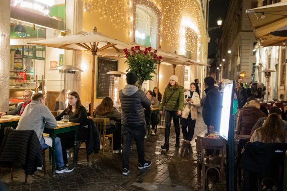 Rome, Italy, February 5th, 2024. Dinner time is the busiest time for rose street vendors who walk incessantly amongst Rome’s old city center in search of clients. Photo @ Agostino Petroni