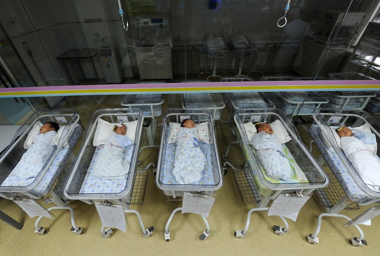 Newborn babies sleep in a ward at a hospital in Hefei, Anhui province April 21, 2011. China's mainland population grew to 1.339 billion by 2010, according to census figures released on Thursday, up 5.9 percent from the 1.265 billion at the last census in 2000, and lower than the 1.4 billion population some demographers had projected for the latest count. Picture taken April 21, 2011. REUTERS/Stringer (CHINA - Tags: HEALTH SOCIETY)