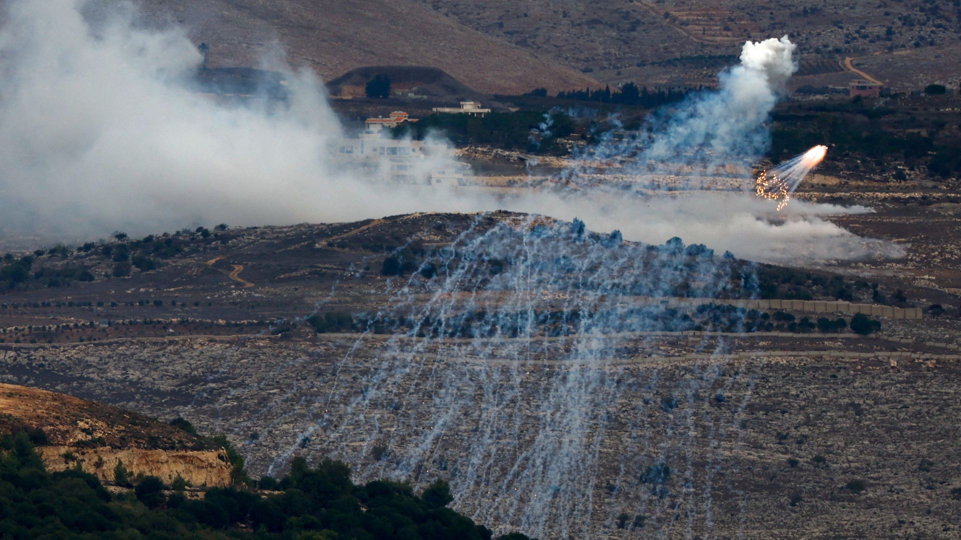 White phosphorus fired by Israeli army seen in the border area